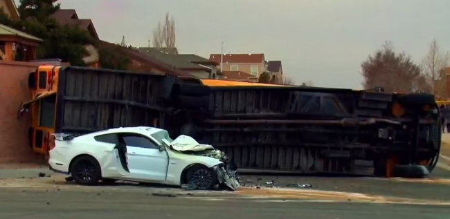 ABD'de sokakta yarışan araçlar okul otobüsüne çarptı